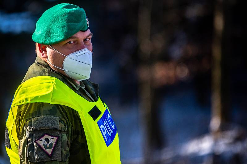 Policie ČR a vojáci začali nařízením vlády ČR kontrolovat, jestli lidé dodržují nová protiepidemická opatření omezující volný pohyb mezi okresy. 6. března 2021 v Hukvaldech.