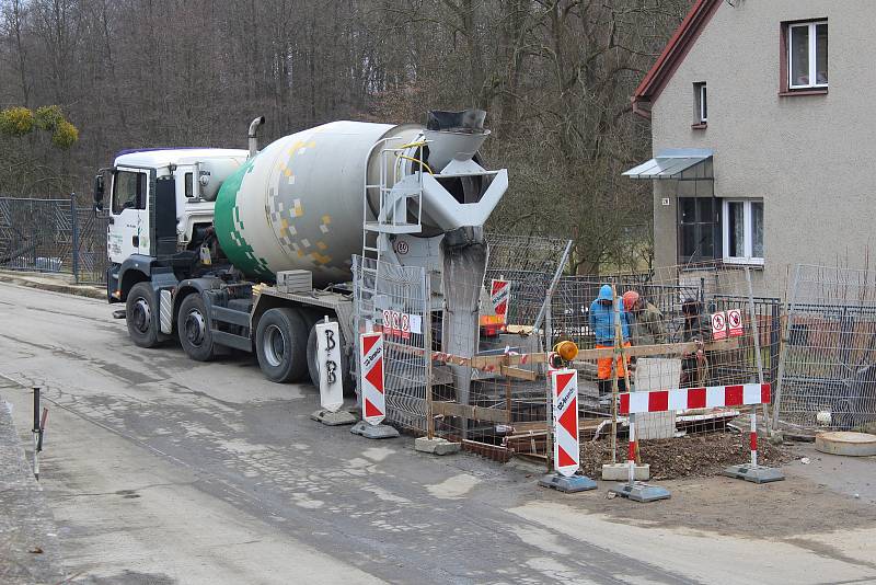 Plesná buduje na většině svého území kanalizaci. Doprava v městské části je výrazně omezená.