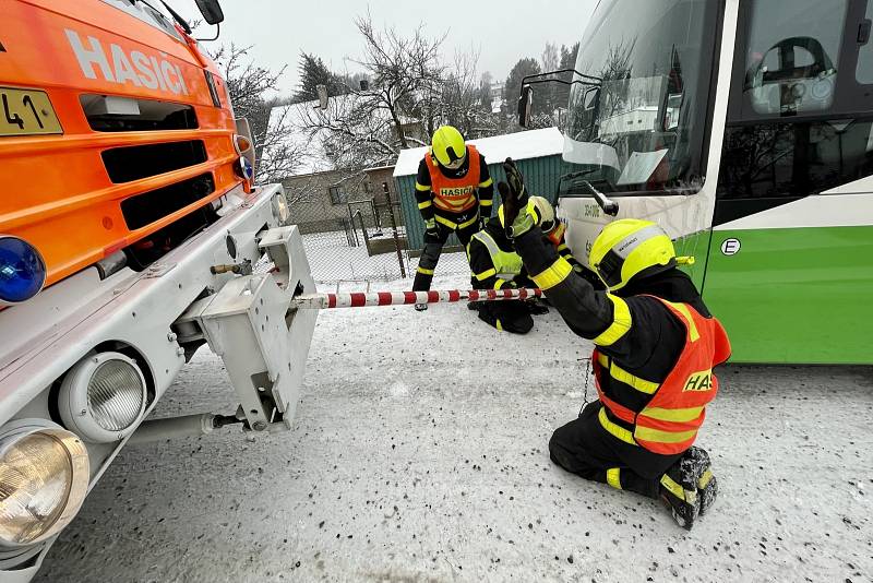Zásah hasičů při vyprošťování autobusu.