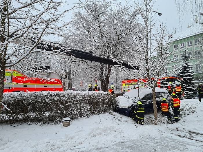 O vyproštění osobního automobilu v příkopu v ulici Vrchlického v Ostravě-Radvanicích – se „zasloužila“ hydraulická ruka ostravského vyprošťovacího speciálu Tatra 815 Omars ze stanice HZS MSK v Ostravě-Zábřehu.