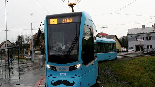 Ulice Ostravy brázdí "kníraté" tramvaje.