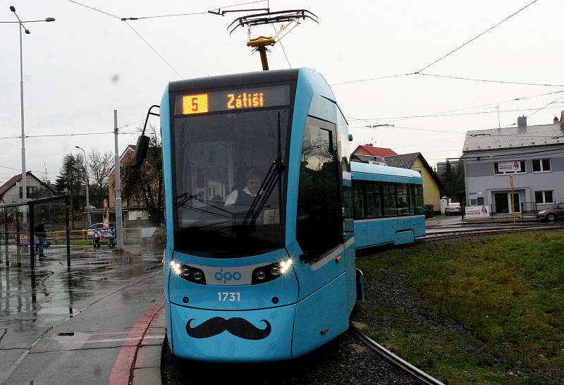 Ulice Ostravy brázdí "kníraté" tramvaje.