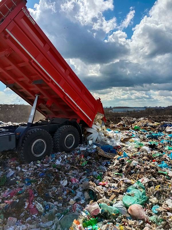 Zajištěných věcí bylo tolik, že celníci při jejich převozu museli spolupracovat s hasiči.