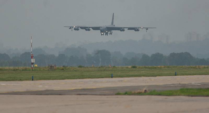 Přílet bombardérů B-52H Stratofortress a nadzvukového "stealth" B-1B Lancer na ostravské letiště Leoše Janáčka v Mošnově.