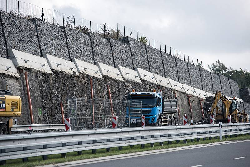 Sesunutá část gabionové stěny u silnice I/11 na Opavsku na hlavním tahu Ostrava - Opava. Snímek z 20. zaří 2017.