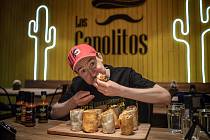 Profesionální jedlík Radim Dvořáček snědl sedm burrit v mexické restauraci Los Capolitos, 31. března 2022 v Ostravě.