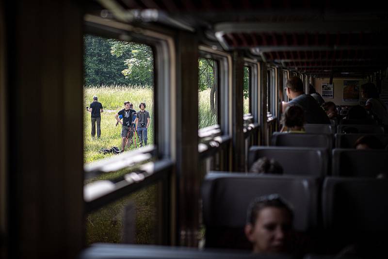 Slezský železniční spolek bude až do září pravidelně o víkendech vypravovat na okružní poznávací jízdy po uhelných vlečkách na Ostravsku a Karvinsku speciální osobní vlaky. Snímek z premiérové výletní jízdy, která se uskutečnila v sobotu 12. června 2021.