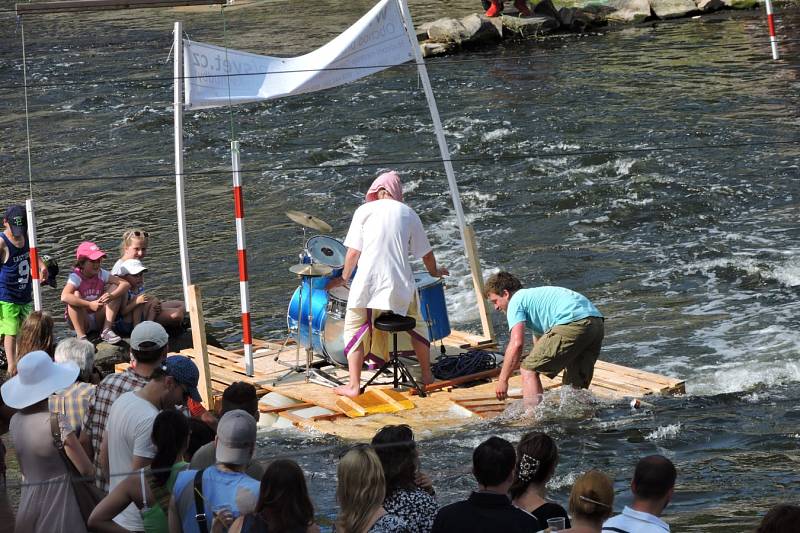 ROZMARNÉ SLAVNOSTI OSTRAVICE. Řeka se hemžila prapodivnými plavidly, na březích se hodovalo. 