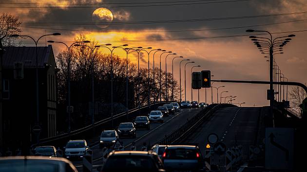 Most směrem z Vítkovic do Poruby v Rudné ulici se 10. ledna 2022 uzavřel. Následovat bude demolice a výstavba nových pilířů, opravy budou trvat dva roky.