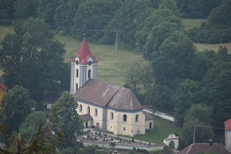 Roudno leží v půvabné krajině mezi vyhaslou sopkou Velký Roudný a přehradou Slezská Harta.