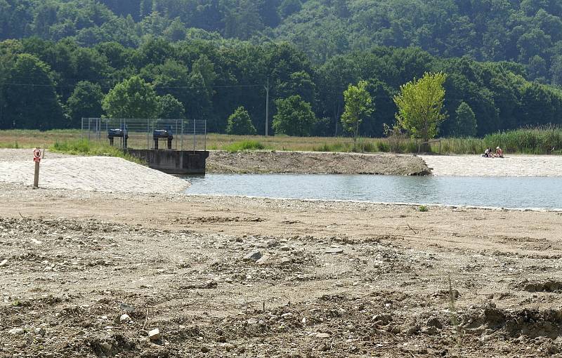 Štěrkovna, tedy oficiální rekreační areál, je otevřena od soboty a sezona se rozjíždí, kolem se však rekonstruuje a blízkost stavby znamená i určitá omezení.