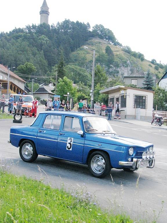 Třetí ročník znovuobnovených závodů pod štramberskou Trúbou viděli v sobotu 19. července stovky lidí. Na startovní čáru se postavilo sedm desítek veteránů z řad závodních automobilů a motocyklů.