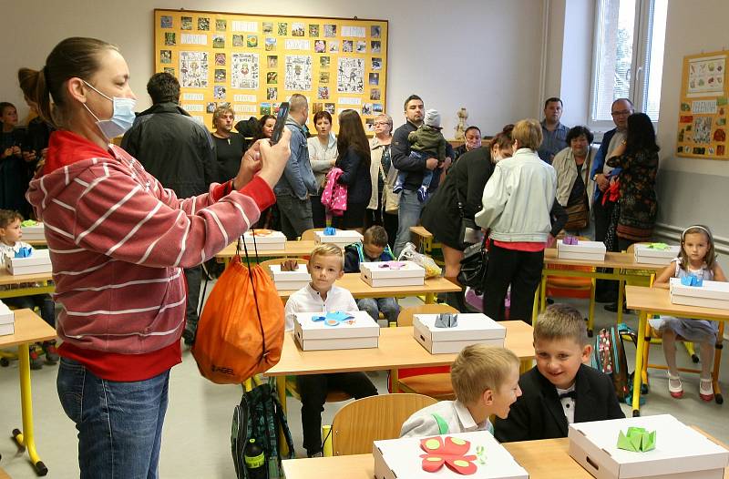První den školního roku 2020/2021 v ZŠ Porubská v Ostravě-Porubě, kde byly na scéně roušky, zpocení rodiče a natěšené i uplakané děti.