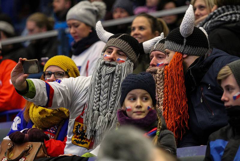 Olympijský festival u Ostravar arény.Fanoušci fandí při hokejovém utkání mezi Českem a Kanadou