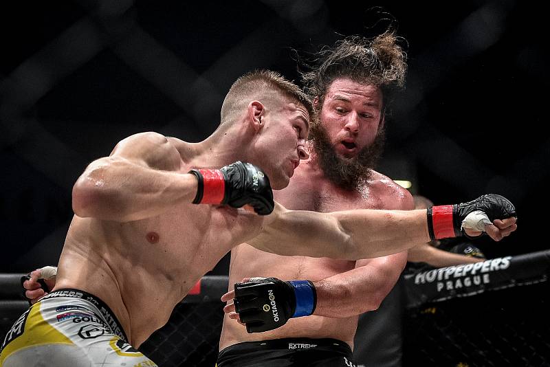 MMA Octagon 11 v Ostravar aréně, 16. března 2019 v Ostravě. Na snímku (v červeném) Miloš Petrášek proti Jeremy Kimball.