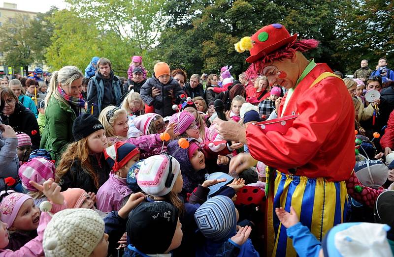 Desítky malých dětí přišly ve středu vpodvečer v doprovodu rodičů ke kruhovému objezdu na porubské Hlavní třídě. 