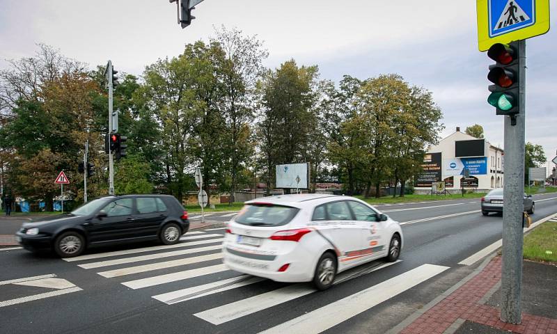 V těchto místech došlo ve čtvrtek ráno k další vážné dopravní nehodě. Brzdná dráha ukazuje, že řidička začala brzdit až těsně před přechodem. 