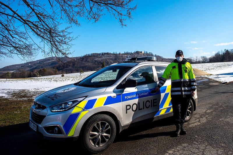 Policie ČR a vojáci začali nařízením vlády ČR kontrolovat, jestli lidé dodržují nová protiepidemická opatření omezující volný pohyb mezi okresy. 6. března 2021 v Hukvaldech.