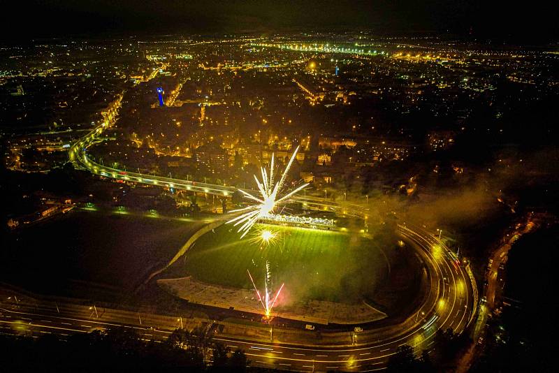 Ohňostroj na počest sta let klubu Baník z dronového pohledu.