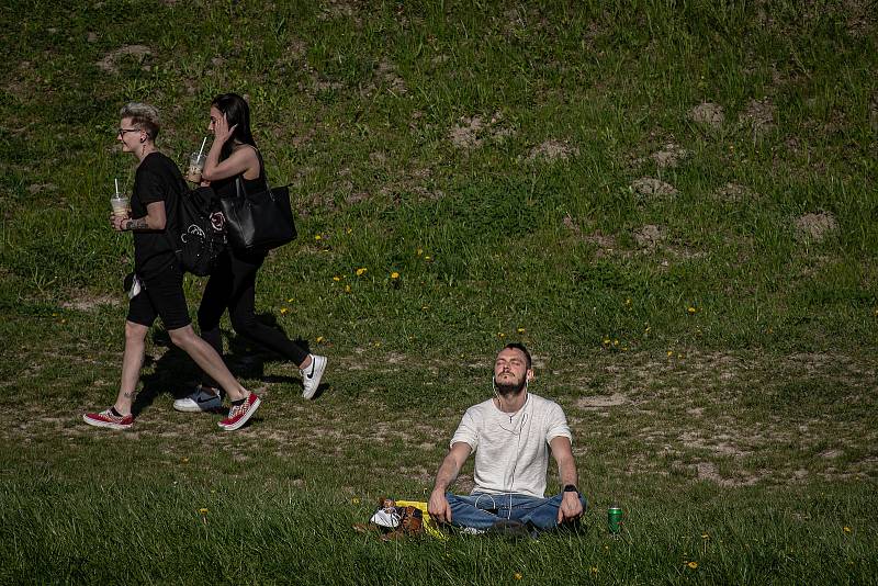 Lidé si užívají slunečné odpoledne 11. května 2021 v Ostravě.