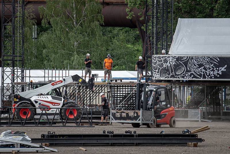 Příprava areálu na festival Colours of Ostrava 2022, 9. července 2022 v Ostravě.