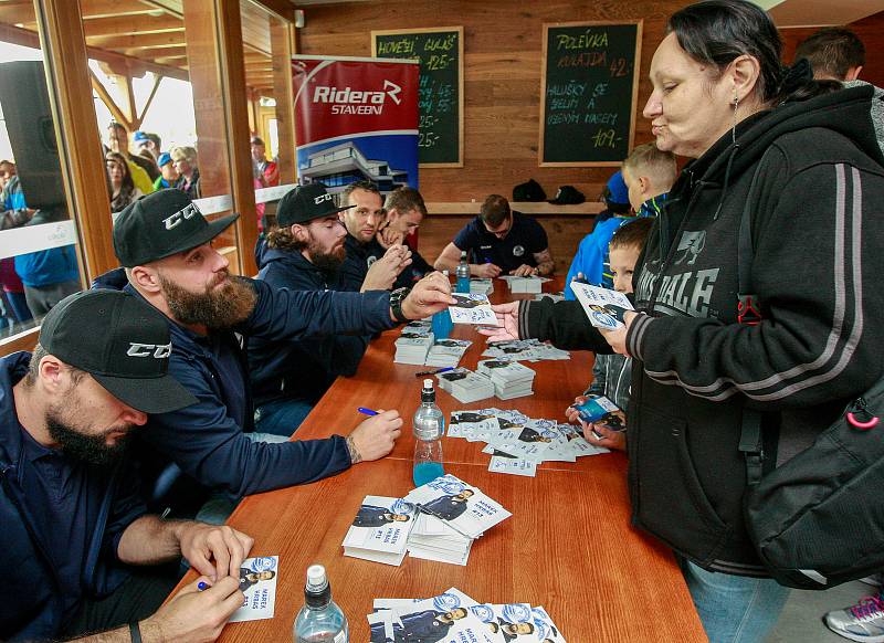 Autogramiáda hokejistů HC Vítkovice Ridera v areálu Skalka family park.