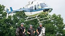 Koně MPO nerozhodí ani vrtulník nad jejich hlavami.