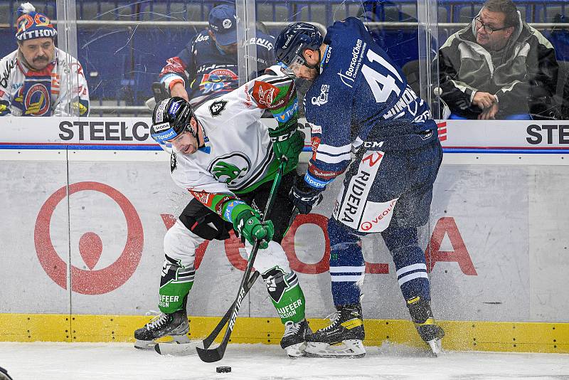 Utkání 22. kola hokejové extraligy: HC Vítkovice Ridera - BK Mladá Boleslav, 5. listopadu 2021 v Osravě. (zleva) Valentin Claireaux z Boleslavi a Radovan Bondra z Vítkovic.