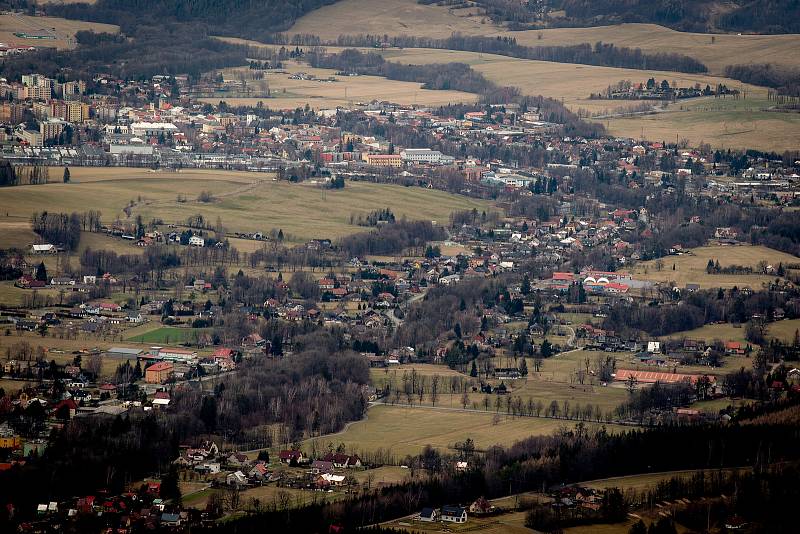 Panoramatická Stezka Valaška pod vrcholem Tanečnice na Pustevnách v Beskydech, únor 2020.