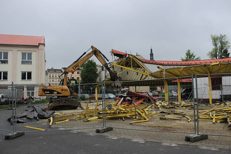 Demolice staré tržnice na Černé louce, 16. května v Ostravě.