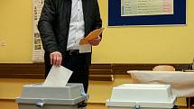 Volby 2017 v Ostravě. Na fotografii Lubomír Zaorálek, který přijel volit do Základní školy Jana Šoupala v Ostravě-Porubě.