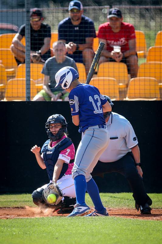 Mistrovství Evropy žen v softballu 2019, Itálie - Turecko, 30. června 2019 ve Frýdku - Místku. Na snímku (zleva) BUDAK Mehtap Nur, FAMA Amanda.