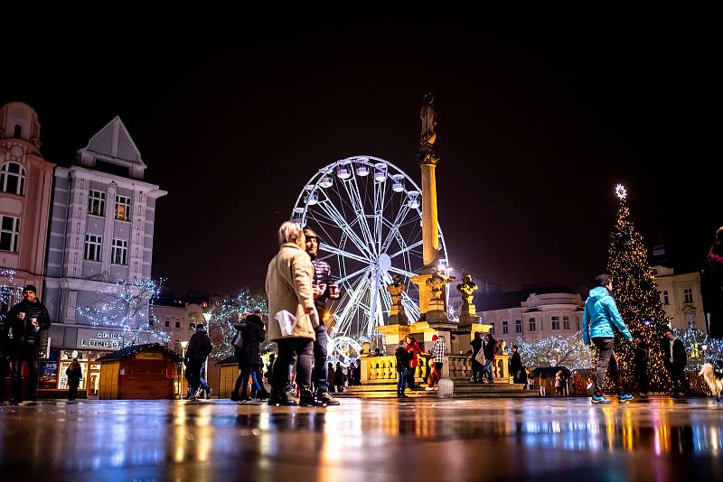 Masarykovo náměstí v předvánočním čase. Dnešním dnem také byla uvolněna některá opatření související s Covid-19, například otevření restaurací. 3. prosince 2020 v Ostravě.