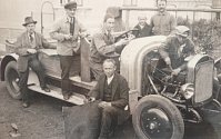Svinovští dobrovolní hasiči byli založení už v roce 1889 a jsou zde nejstarším spolkem. Na snímku z roku 1930 jsou zachyceni s novým hasičským vozem.