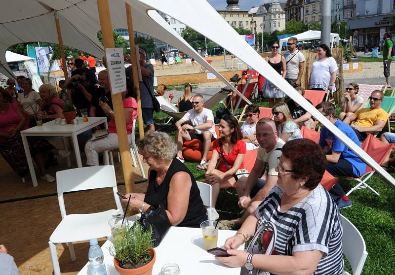 Setkání Ostravanů se známým textařem, básníkem a producentem Michalem Horáčkem. Přijel v doprovodu zpěváka Františka Segrada. 