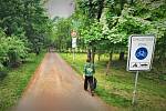 Značka při vstupu do Bělského lesa, která tamní radnici dělá více starosti než užitku.