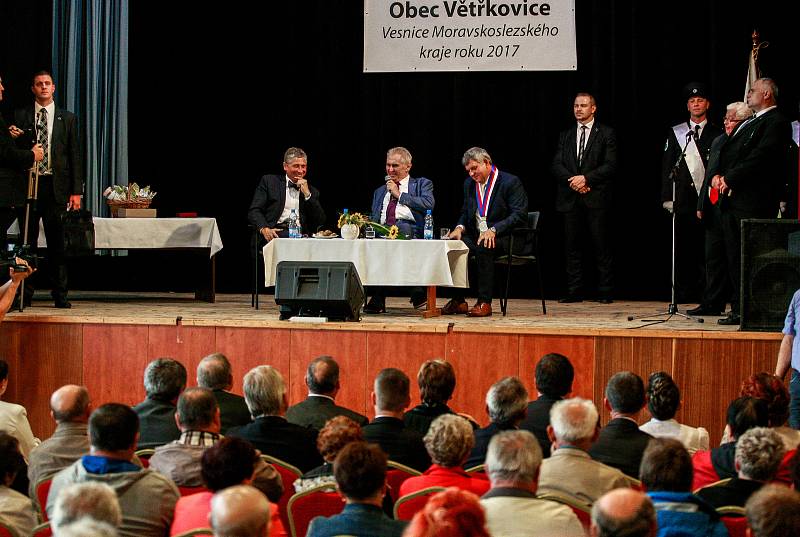 Ve Větřkovicích přivítal prezidenta Miloše Zemana zaplněný sál zdejšího kulturního domu.