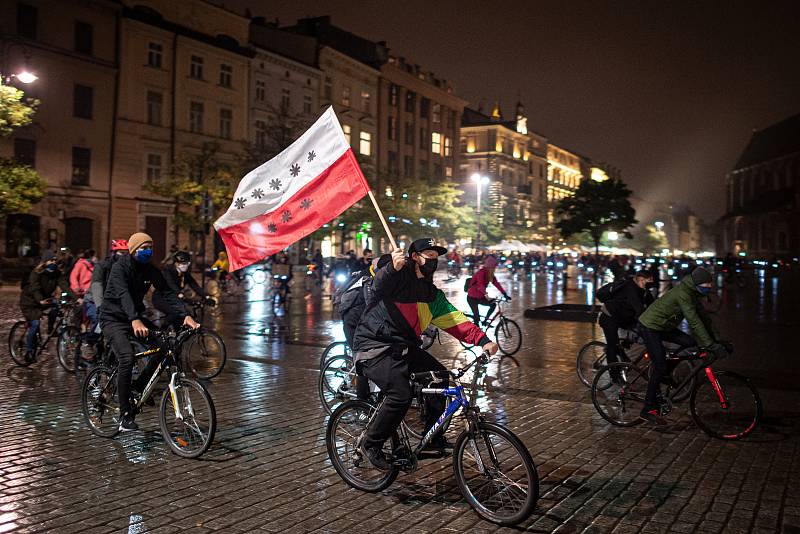 V polském Krakově pokračují protesty proti rozhodnutí ústavního soudu, které v Polsku zavádí téměř úplný zákaz potratů.