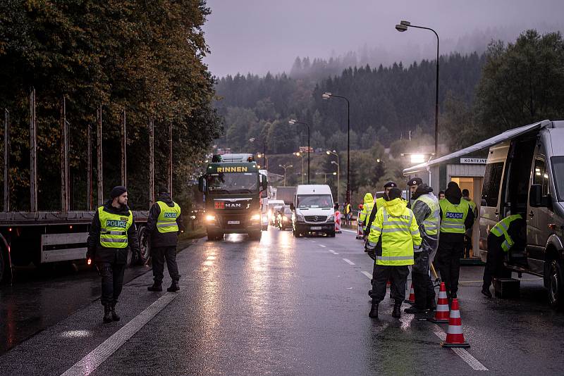 Česká policie zahájila kontroly na česko-slovenské hranici kvůli vysokému počtu uprchlíků, kteří přes ČR přecházejí do Německa a Rakouska, 29. září 2022, Mosty u Jablunkova.