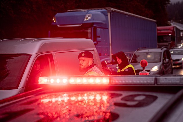 VIDEO: Falešní policisté oloupili v Ostravě muže. Ti skuteční je záhy dopadli