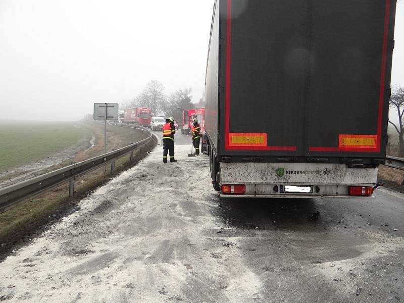 Vážná dopravní nehoda v pátek 8. března zablokovala komunikaci I/11 mezi Ostravou-Porubou a obcí Velká Polom. 