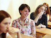 Studenti ostravského gymnázia Hladnov před zkouškou z angličtiny. 