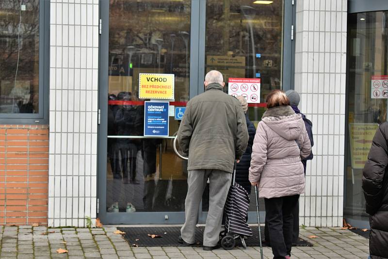 Očkovací centrum na  ostravské Černé louce. Lidé většinou přicházeli pro posilující dávku.