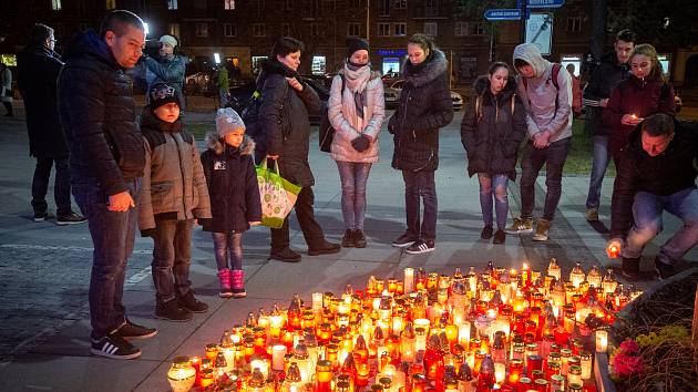 Den druhý po střelbě ve Fakultní nemocnici Ostrava (FNO), 11. prosince 2019 v Ostravě. Na snímku svíčky před budovou FNO.