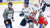 Hokejové utkání Tipsport extraligy v ledním hokeji mezi HC Dynamo Pardubice (v červenobílém) a HC Vítkovice Ridera (v bílomodrém) pardudubické enterie areně.