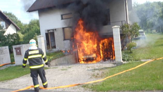 Požár garáže v suterénu rodinného domu v Karviné-Mizerově.