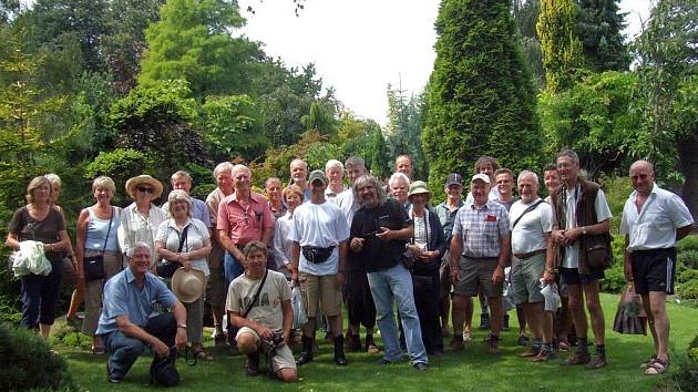 Členové světové dendrologické společnosti ACS na návštěvě u Jana Slámy, na jeho zahradě v Ostravě-Hrabové
