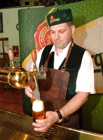 Fotogalerie: Vít Voznica v soutěži výčepních Pilsner Urquell Master  Bartender - Moravskoslezský deník
