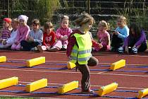 Několik stovek dětí z ostravských mateřských škol si ve středu ve Sportovním areálu v Ostravě-Porubě vyzkoušelo zábavný atletický osmiboj. Patronem projektu byl trojnásobný mistr světa v desetiboji Tomáš Dvořák.