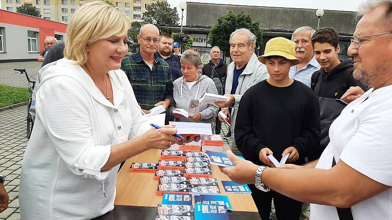 Babišovi příznivci v Moravskoslezském kraji zřejmě hodně čtou, někteří brali knihy po šesti i osmi kusech. Snímek z Babiš tour v MS kraji ve dnech 22. - 24. srpna 2022.